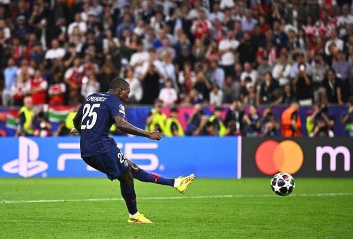  Nuno Mendes là người duy nhất sút hỏng bên phía PSG. Hậu vệ này chỉ thực hiện chạy đà ngắn, không dừng lại trước khi sút và hoàn toàn bị thủ môn Raya bắt bài. Ảnh: Alamy. 