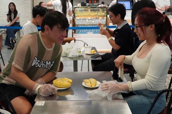  Vợ chồng chị Thùy vượt hơn 8 km để ăn buffet sầu riêng. Ảnh: Anh Nguyễn. 