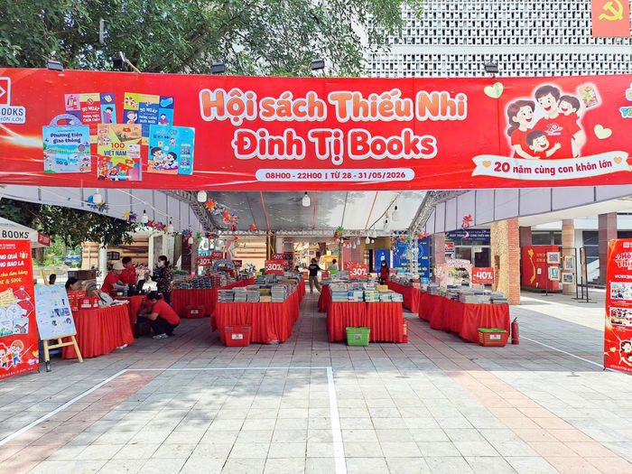  Hội sách Thiếu nhi do Đinh Tị Books tổ chức với nhiều hoạt động bổ ích cho trẻ em dịp 1/6. Ảnh: ĐTB. 