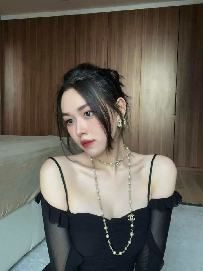 Ở tuổi 26, Tường San ngày càng hoàn thiện về nhan sắc. Cô sở hữu vẻ ngoài xinh đẹp, phong cách thời trang sang trọng, thanh lịch. Trên kênh cá nhân, người đẹp chăm chia sẻ những clip về bí quyết giữ dáng, chăm sóc da hoặc tập luyện.
