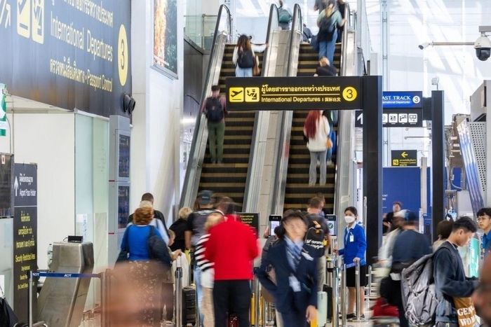 Du khách di chuyển bằng thang cuốn "buồn nhất thế giới" tại sân bay Suvarnabhumi, Bangkok, Thái Lan. Ảnh: Facebook/ AOT Official.