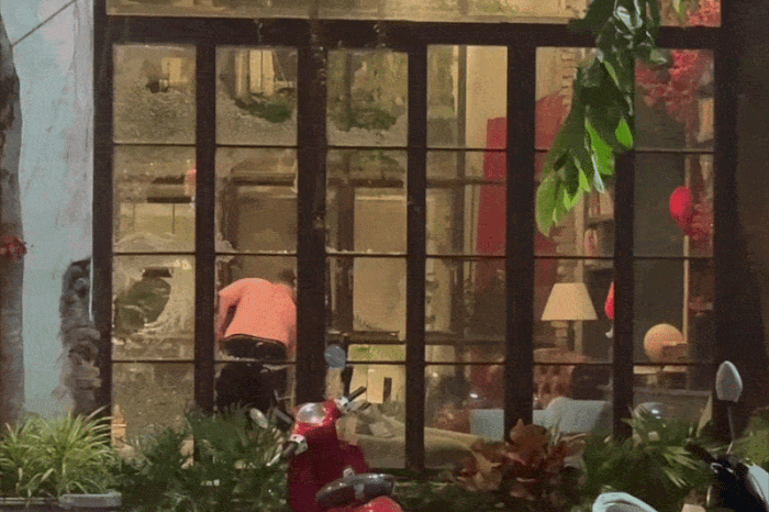 Khoảnh khắc người đàn ông nước ngoài dùng ghế ném vỡ kính quán cà phê ở đường Lê Hồng Phong, phường Hải Châu, TP. Đà Nẵng, khuya 29/5.