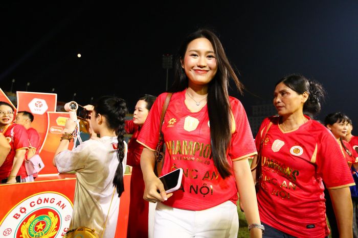 Cô xuống sân ăn mừng cùng chồng và gia đình. Trước đó, Văn Hậu và Hải My đã trải qua scandal hồi tháng 4 nhưng vẫn luôn xuất hiện bên nhau trong các sự kiện.