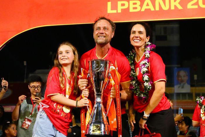 HLV Alexandre Polking cũng có danh hiệu V.League đầu tiên cùng CLB Việt Nam. Gia đình cũng tới sân cổ vũ chiến lược gia người Brazil.