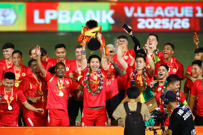 Đoàn Văn Hậu giương cao chiếc cúp. Bóng đá Việt Nam đang sở hữu hai hậu vệ trái đẳng cấp cao là Văn Hậu và Cao Pendant Quang Vinh (đứng cạnh Hậu, bên trái). Cánh trái cũng là cánh tấn công mạnh nhất của CAHN và tuyển Việt Nam hiện nay.