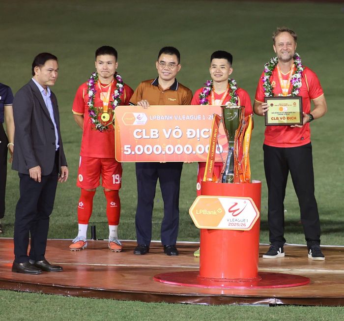  Ông Hồ Nam Tiến, Chủ tịch Ngân hàng LPBank, trao phần thưởng cho nhà vô địch LPBank V.League 1 - 2025/26. 