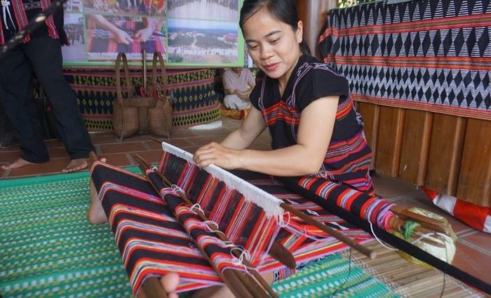Phụ nữ vùng cao A Lưới trình diễn nghề dệt Dèng truyền thống. Ảnh: L.H