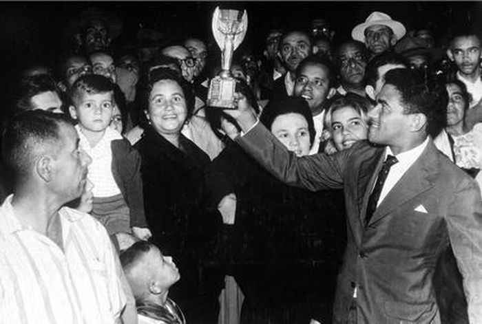 Garrincha nâng cao cúp vô địch, ăn mừng chiến thắng lịch sử trên đất Chile