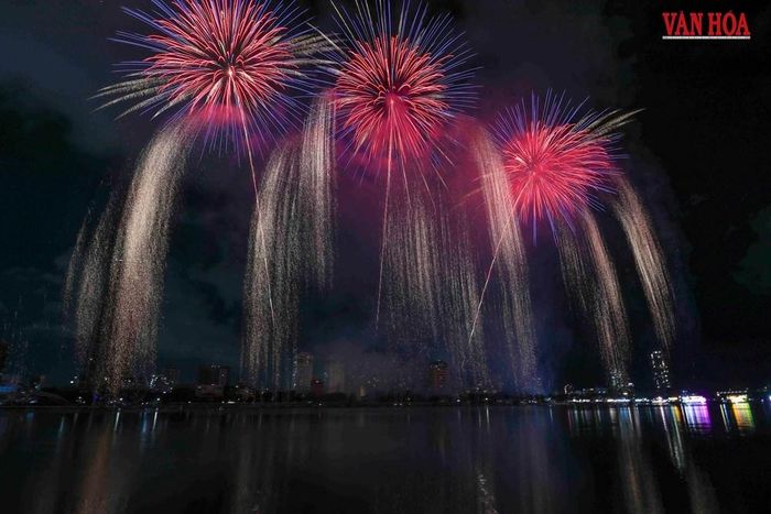 Những lớp pháo hoa uyển chuyển, dày đặc, liên tục chuyển đổi hình thái và màu sắc đã biến bầu trời sông Hàn thành một bức họa phương Đông đầy mê hoặc