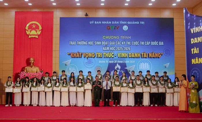 Chương trình “Khát vọng tri thức - Vinh danh tài năng” năm học 2025-2026 vinh danh những học sinh, giáo viên có thành tích xuất sắc trong năm học
