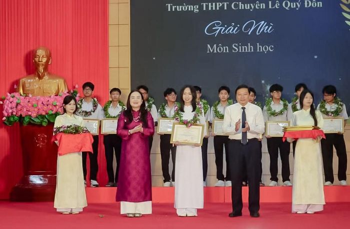 Lãnh đạo tỉnh Quảng Trị vinh danh học sinh có kết quả học tập xuất sắc