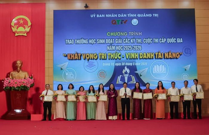Những kết quả đạt được của học sinh không thể không nhắc đến nỗ lực của đội ngũ giáo viên đã ngày đêm miệt mài bồi dưỡng kiến thức cho các em