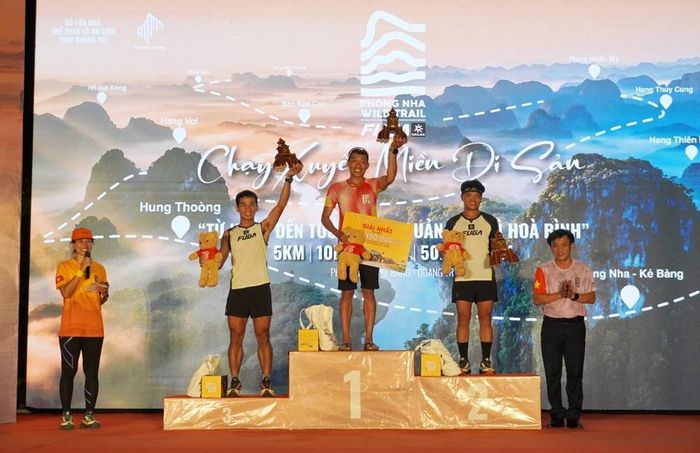 Trao giải cho các VĐV tham gia cự ly 50km