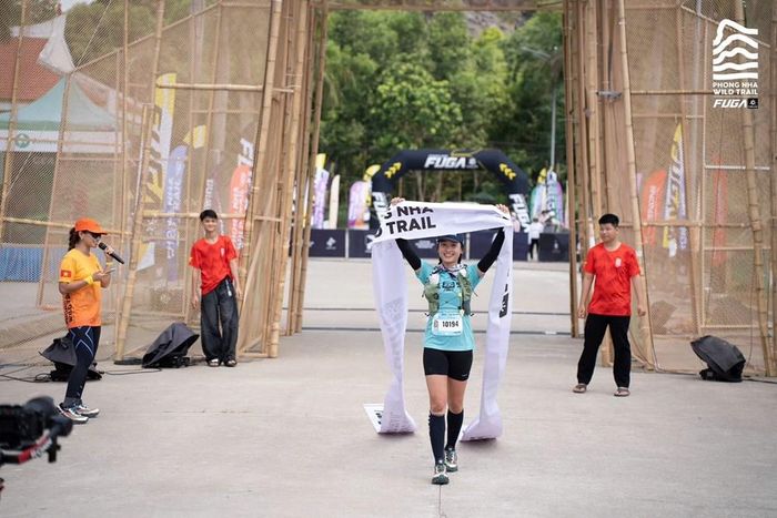 VĐV nữ ở cự ly ngắn về đích trong niềm vui khi hoàn thành cự ly mình tham gia