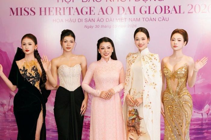 Bà Đàm Hương Thủy (giữa), Chủ tịch Cty SMT và Hoa hậu Nguyễn Thị Mỹ Linh chụp ảnh cùng các người đẹp