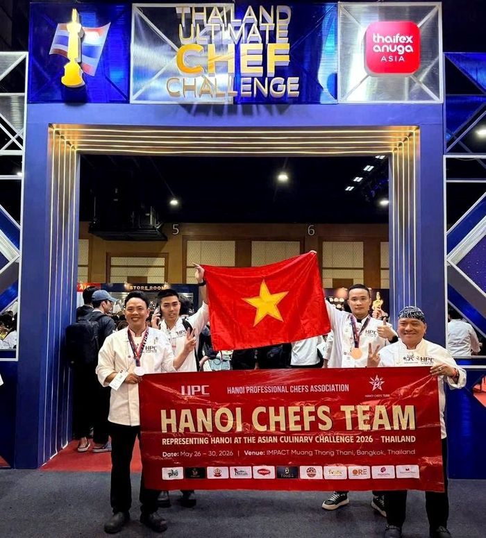 Các thành viên của Đội tuyển đầu bếp Hà Nội vui mừng với chiến thắng