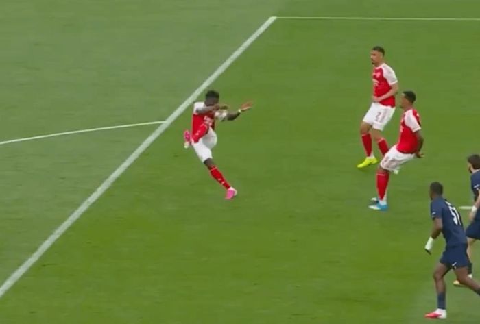 Bukayo Saka có hai tình huống để bóng chạm tay trong vùng cấm Arsenal