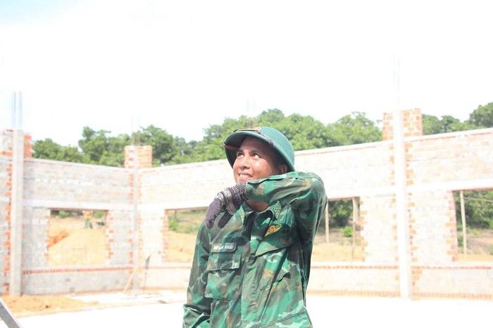 Dưới nắng gắt của vùng biên, các cán bộ, chiến sĩ Bộ đội Biên phòng tỉnh Gia Lai vẫn hăng say lao động