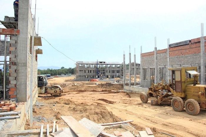 Giữa những vùng đất còn nhiều khó khăn, nơi không ít học sinh hằng ngày phải vượt quãng đường xa để đến lớp, những mái trường mới đang dần hiện hữu như sự gửi gắm niềm tin vào tương lai của thế hệ trẻ