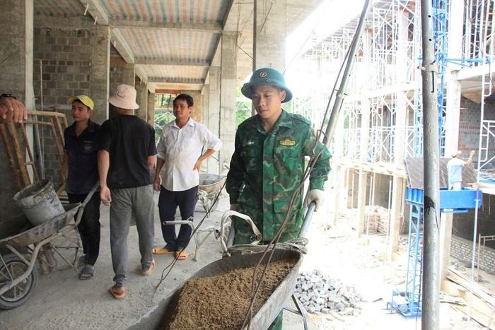 Sự nỗ lực của đơn vị thi công cùng những giọt mồ hôi thầm lặng của những người lính quân hàm xanh đã góp phần dựng xây nên những ngôi trường mới nơi vùng biên Tổ quốc