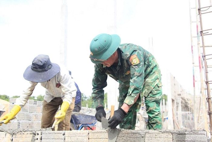 Tại các công trình thi công, không khí lao động diễn ra khẩn trương và sôi nổi