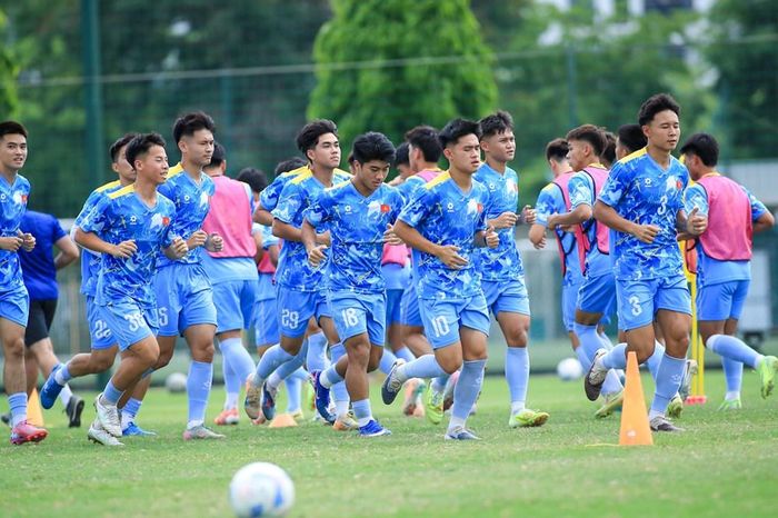 Các cầu thủ U19 Việt Nam hứng khởi trong buổi tập tại Indonesia