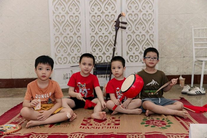 Không gian trò chơi dân gian thu hút đông đảo thiếu nhi tham gia trải nghiệm trước giờ biểu diễn