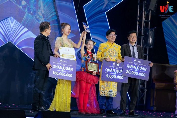 Nguyễn Vũ Minh Lam trong giờ phút đăng quang Quán quân “Tinh hoa nhí Việt Nam 2025"