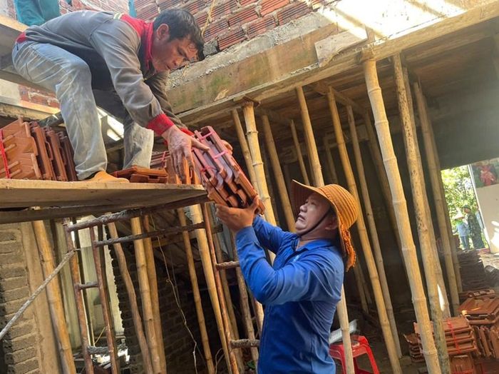 Ngôi nhà mới của gia đình là con đẻ của người bị nhiễm chất độc hóa học đang dần hoàn thiện từ sự chung sức của cộng đồng và các lực lượng hỗ trợ