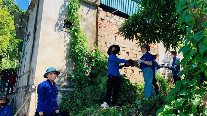 Đoàn viên thanh niên và lực lượng dân quân hỗ trợ vận chuyển vật liệu xây dựng nhà cho gia đình anh Đậu Bá Vui. Ảnh: Đoàn xã Thiên Nhẫn