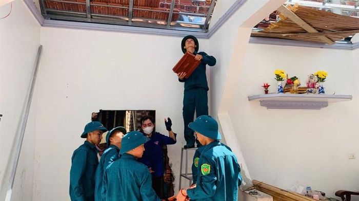 Các lực lượng cùng hỗ trợ, giúp đỡ gia đình anh Đậu Bá Vui (xã Thiên Nhẫn) sửa chữa nhà