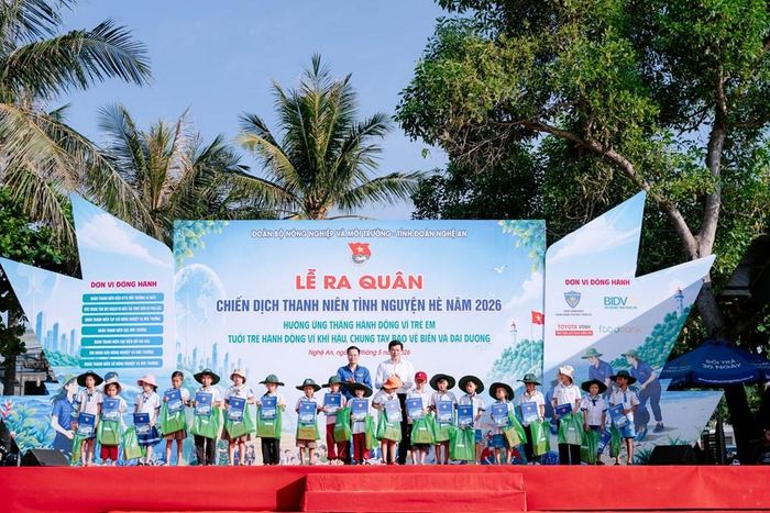 Ban Tổ chức trao tặng 50 suất quà cho 50 thiếu nhi có hoàn cảnh khó khăn trên địa bàn