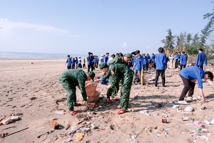 Hàng trăm đoàn viên thanh niên tiến hành dọn sạch bãi biển