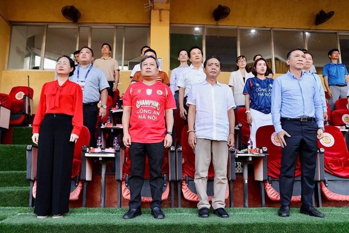 Các ủy viên Ban Chấp hành Trung ương Đảng: Bộ trưởng Bộ VHTTDL Lâm Thị Phương Thanh, Chủ tịch UBND TP. Hà Nội Vũ Đại Thắng; Thứ trưởng Bộ VHTTDL Hoàng Đạo Cương, Chủ tịch VFF Trần Quốc Tuấn thực hiện nghi thức chào cờ trước trận đấu