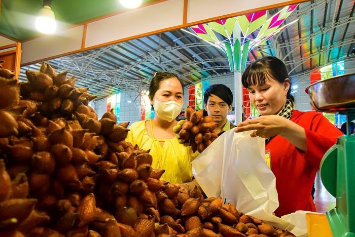 Người dân thích thú với các loại trái cây tại lễ hội