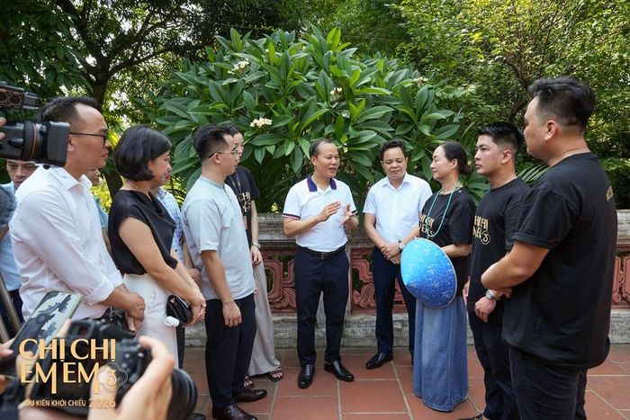 Ông Mai Sơn - Ủy viên Ban Thường vụ Tỉnh ủy, Phó Chủ tịch Thường trực UBND tỉnh Bắc Ninh (giữa) trò chuyện cùng đoàn làm phim