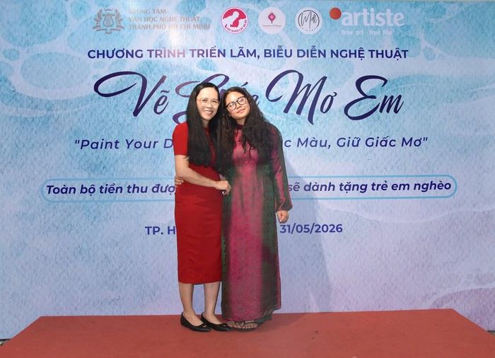 Mai Linh (bìa phải) cùng mẹ (nhà báo Đan Hà) tại sự kiện