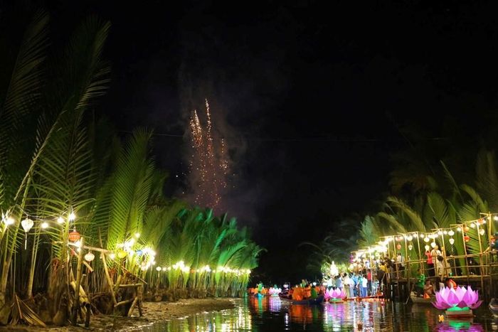 Rừng dừa nước rực sáng trong đêm hội