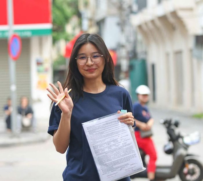 Giữ tâm lý ổn định, thí sinh tự tin bước vào môn thi Toán, môn thi cuối của kỳ thi vào lớp 10. Ảnh: Thanh Tùng - TTXVN
