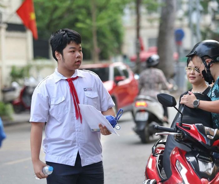 Thí sinh tới điểm thi Trường THCS Ngô Sĩ Liên từ rất sớm để dự thi môn cuối. Ảnh: Thanh Tùng - TTXVN