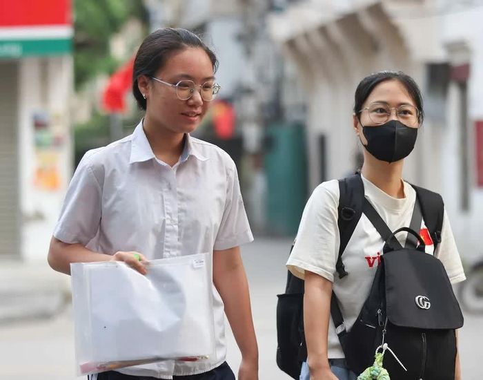 Thí sinh tới điểm thi Trường THCS Ngô Sĩ Liên từ rất sớm để dự thi môn cuối. Ảnh: Thanh Tùng - TTXVN