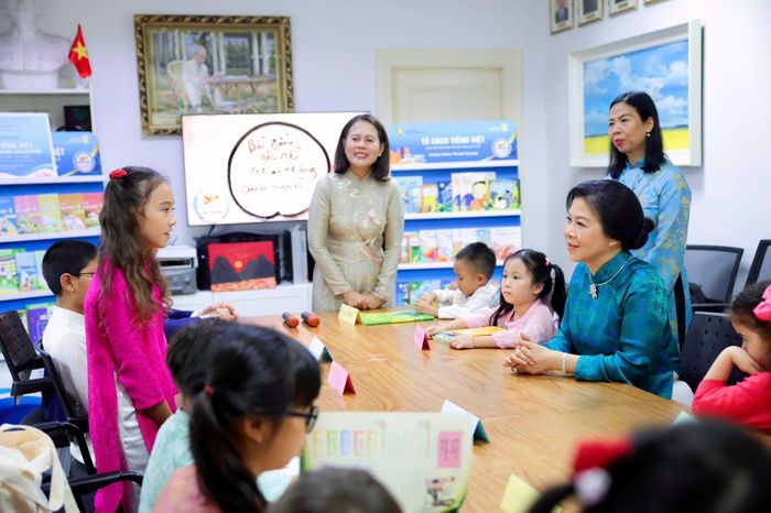 Phu nhân Ngô Phương Ly thăm lớp học Lạc Hồng vào sáng 30/5. Ảnh: TTXVN