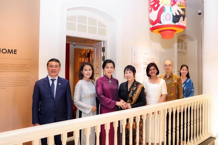 Chiều 29/5, Phu nhân Ngô Phương Ly gặp bà Jane Ittogi, Phu nhân Tổng thống Singapore Tharman Shanmugaratnam tại Bảo tàng Peranakan - không gian văn hóa đặc sắc của Singapore. Ảnh: TTXVN