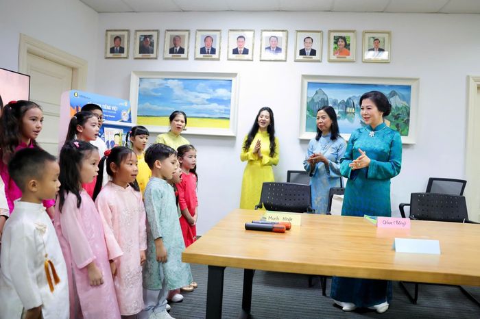 Phu nhân Ngô Phương Ly thăm lớp học Lạc Hồng vào sáng 30/5. Ảnh: TTXVN