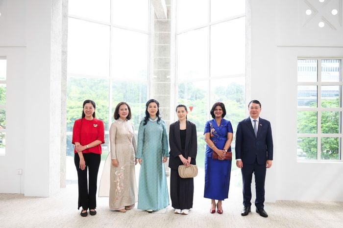 Chiều 30/5, Phu nhân Ngô Phương Ly cùng bà Loo Tze Lui, Phu nhân Thủ tướng Singapore Lawrence Wong thăm Temasek Shophouse, một trung tâm tạo tác động xã hội của Singapore. Ảnh: TTXVN