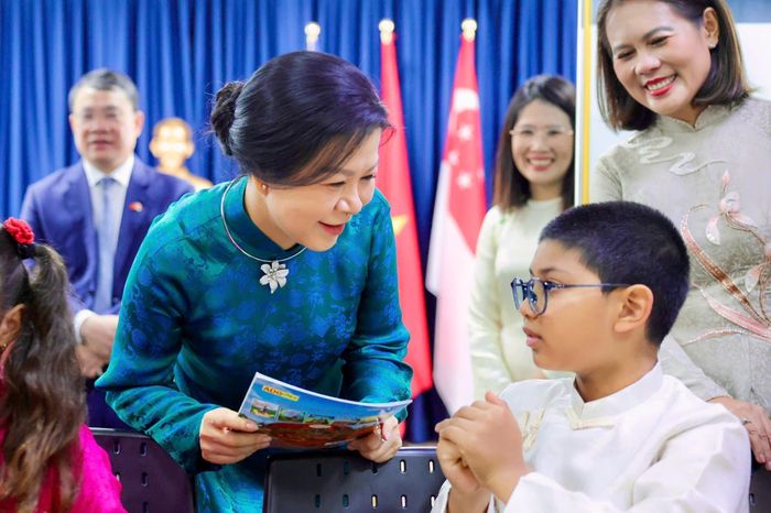 Phu nhân Ngô Phương Ly tặng sách tiếng Việt học sinh lớp học Lạc Hồng vào sáng 30/5. Ảnh: TTXVN