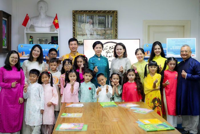 Phu nhân Ngô Phương Ly với giáo viên, học sinh lớp học Lạc Hồng vào sáng 30/5. Ảnh: TTXVN