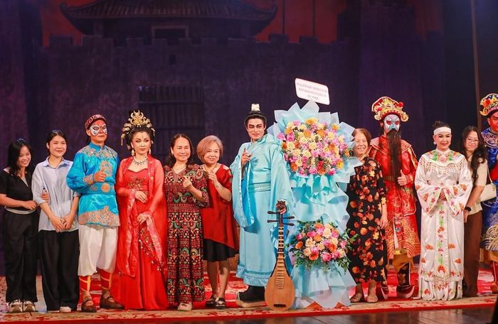 Khán giả chụp ảnh chung cùng các nghệ sĩ. Ảnh: Khánh Hòa - TTXVN