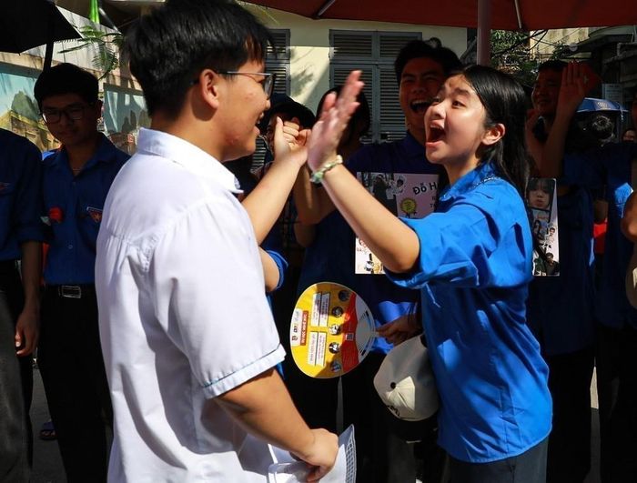 Thí sinh chia sẻ cảm xúc với người thân sau khi kết thúc tốt đẹp mỗi môn thi. Ảnh: Khánh Hòa - TTXVN