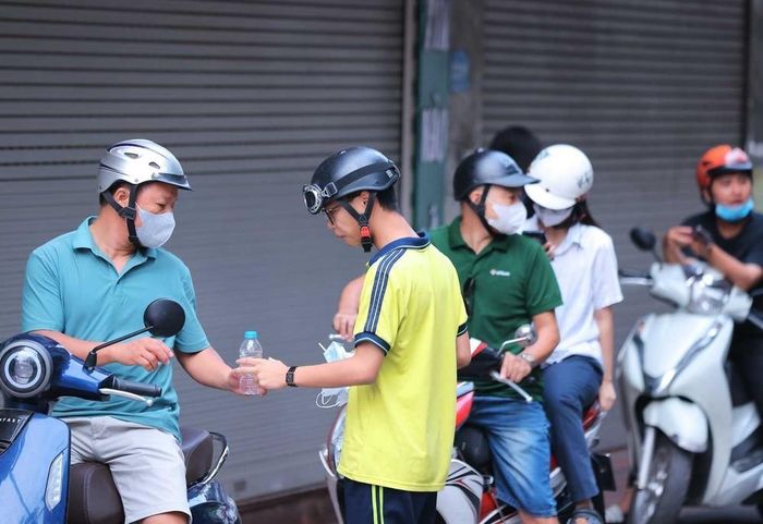 Các phụ huynh luôn là hậu phương, chỗ dựa vững chắc cho các thí sinh tự tin bước vào kỳ thi quan trọng. Ảnh: Hoàng Hiếu - TTXVN